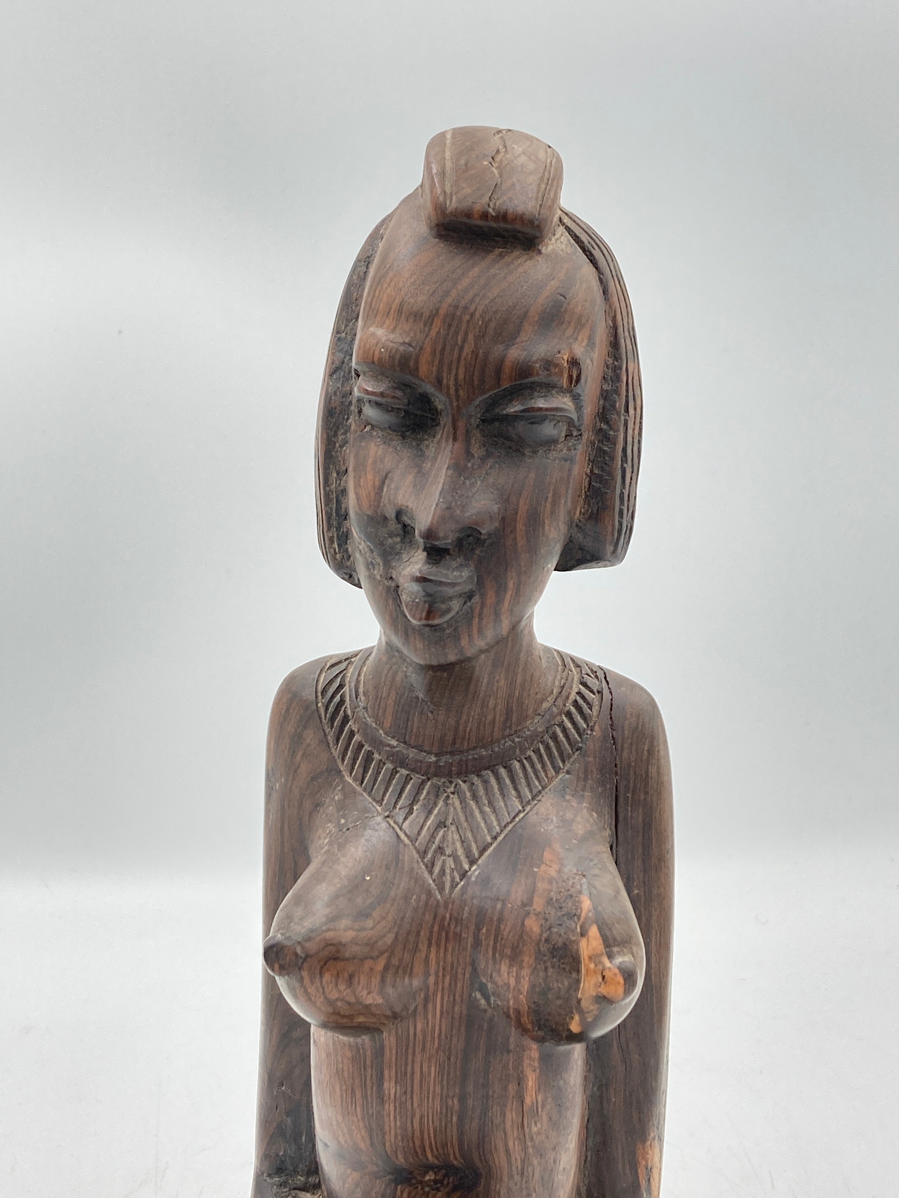 Siddende kvinde (træ figur)